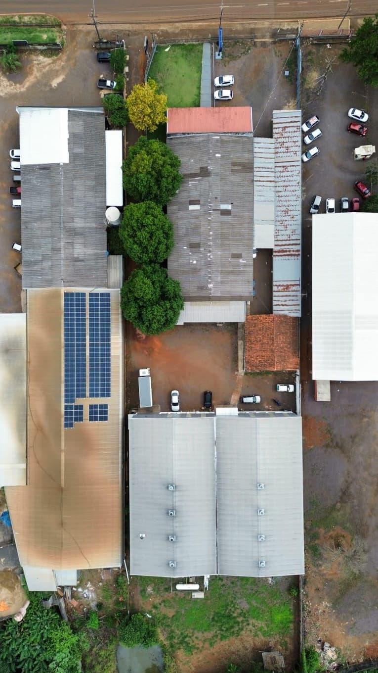 Foto 22 de 48: Casa em leilão em Cascavel - PR — Um imóvel urbano com uma área total de 4.086,86 m². Dividido em um barracão de frente e conjunto de barracões nos fundos.