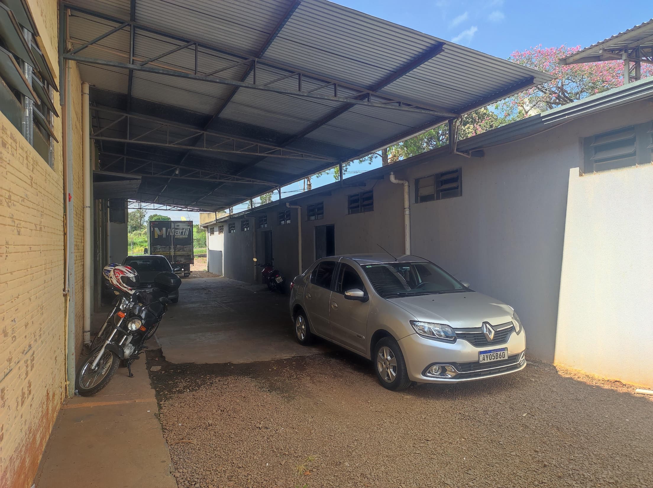 Foto 14 de 48: Casa em leilão em Cascavel - PR — Um imóvel urbano com uma área total de 4.086,86 m². Dividido em um barracão de frente e conjunto de barracões nos fundos.