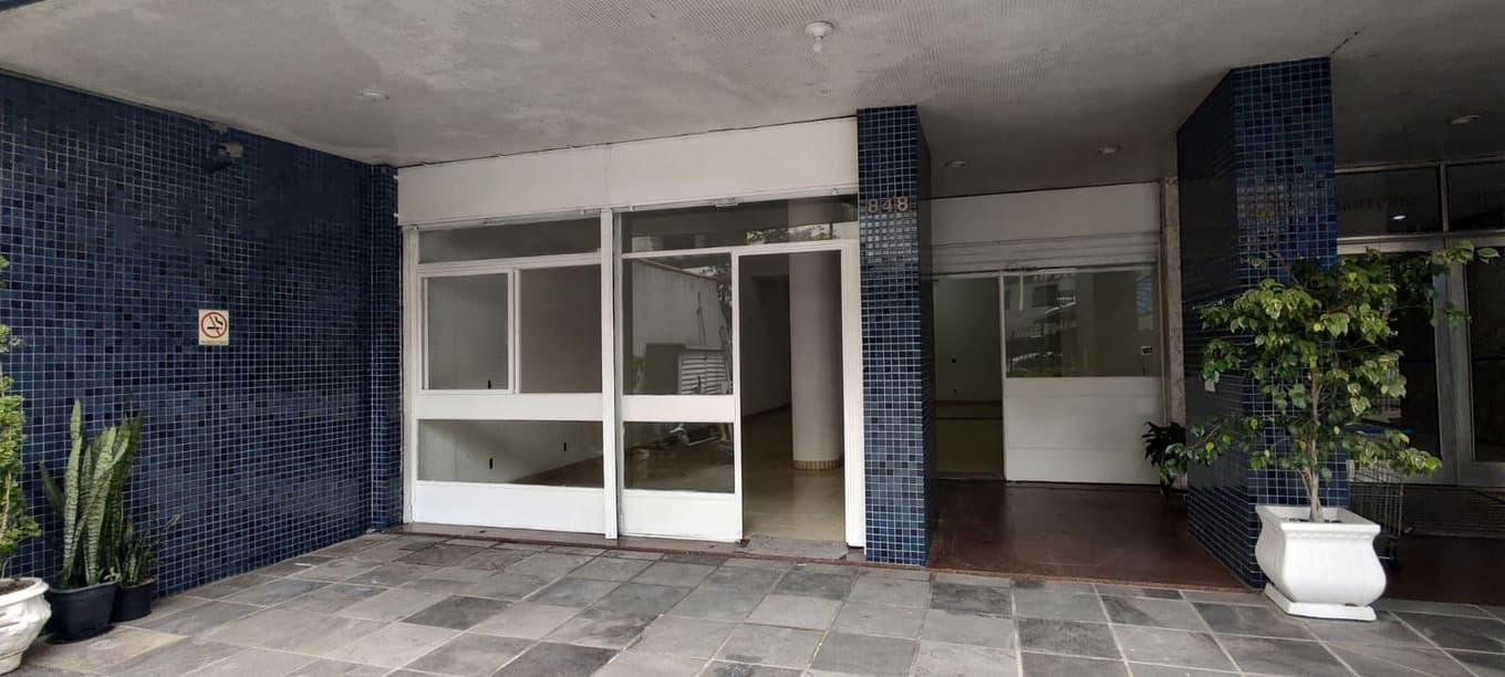Comercial em leilão em Porto Alegre - RS, bairro Centro Histórico — Loja Comercial 143m² | Centro Histórico de Porto Alegre/RS | Desocupado e Reformada | Em Frente ao TRE-RS | Excelente Ponto Comercial e Varejo | Desconto de 21% | Ótima Oportunidade para Investimento!