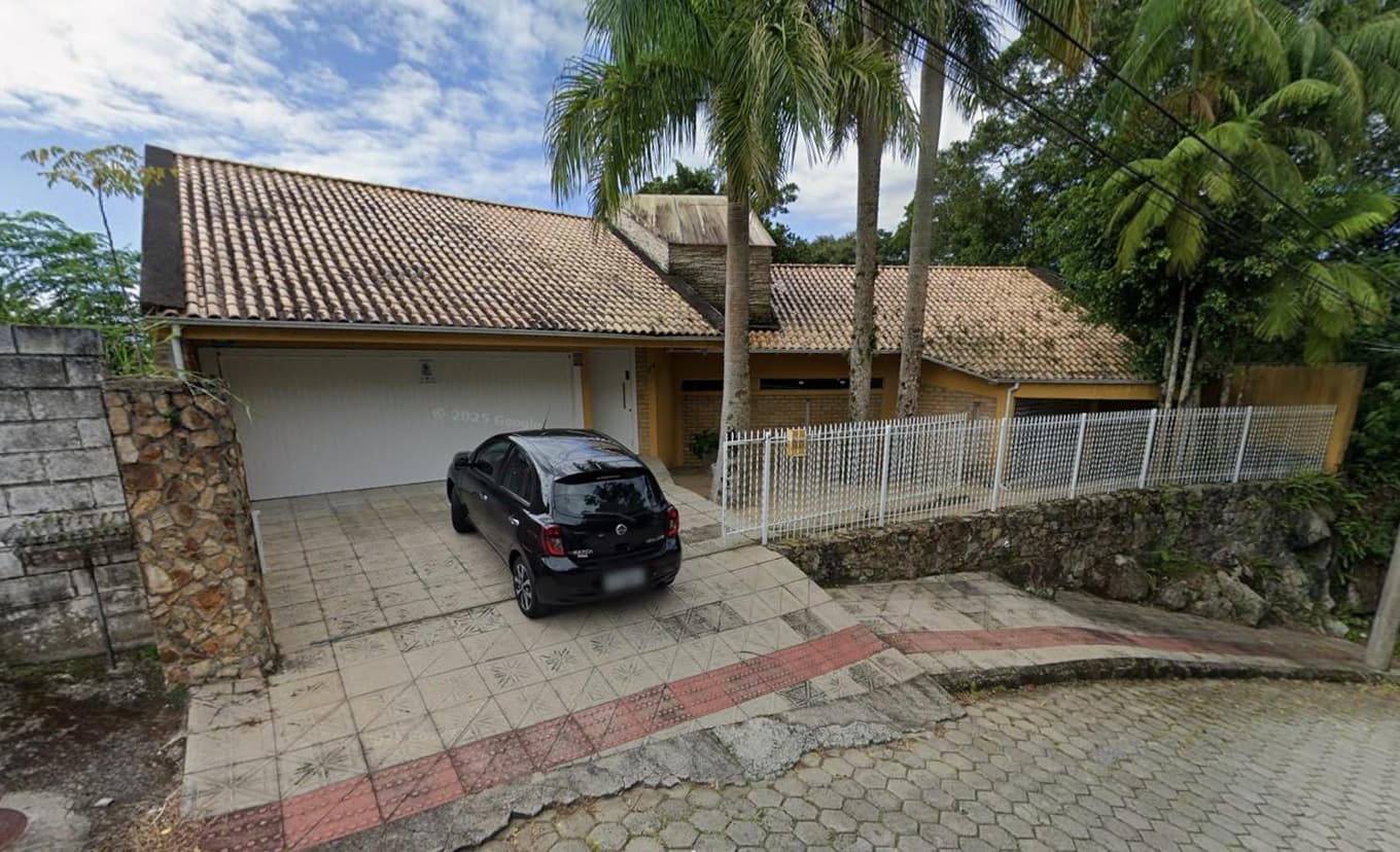 Casa em leilão em Florianópolis - SC, bairro Morro do Antão — Casa 756m² no bairro Morro do Antão em Florianópolis/SC