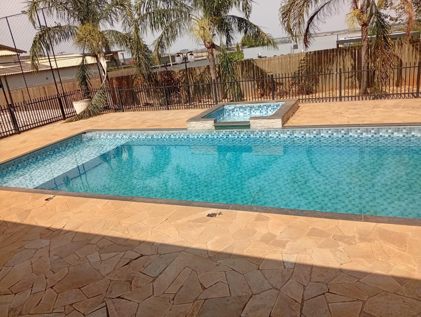Foto 3 de 16: Casa em leilão em Mendonça - SP — Casa de Alto Padrão em Condomínio Fechado com Piscina, Quadra de Areia e 1.002,62 m² de Terreno Mendonça/SP