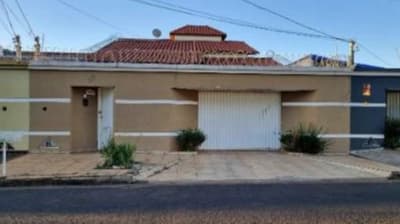 Casa em leilão em Uberlândia - MG — Casa 196m², Bairro Alto Umuarama, em Uberlândia/MG - Ocupado