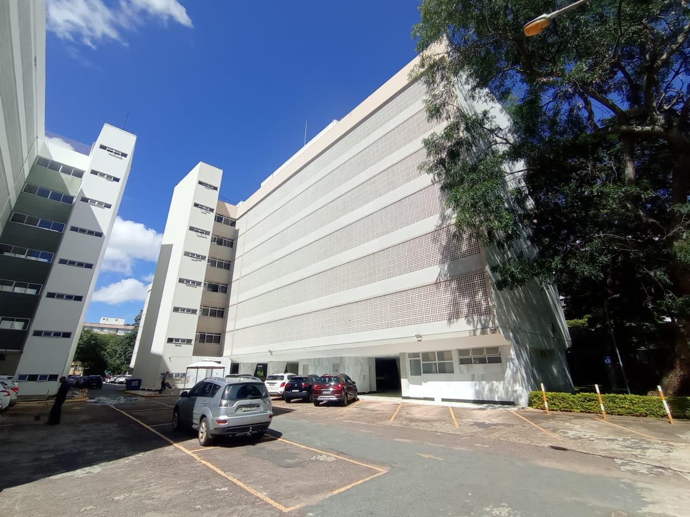 Foto 4 de 10: Apartamento em leilão em Brasília - DF, bairro Asa Sul — Apto 160m² na SQ 304 Sul, Planta Ampla, Coração da Asa Sul em Brasília/DF