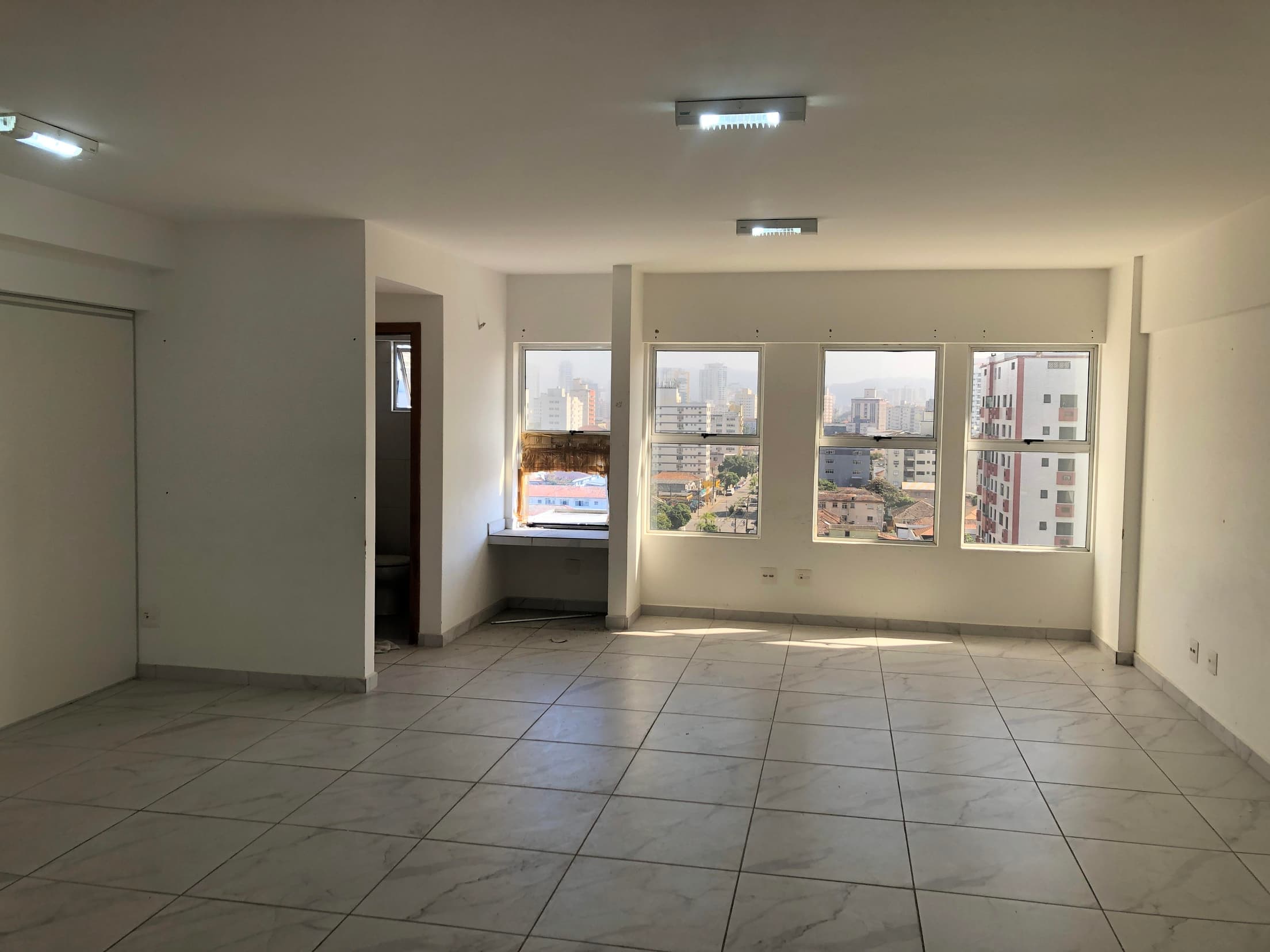 Foto 2 de 16: Comercial em leilão em Santos - SP, bairro Embaré — Sala Corporativa 116m² 1 vaga | Ed. Bandeirantes | Santos/SP | Av. Pedro Lessa: Amplo Espaço e Localização Estratégica no Embaré!
