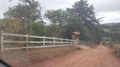 Foto 1 de 5: Casa em leilão em Antônio Carlos - MG, bairro Vale do Ipe — Casa 179m² com Terreno 5084m² | Antônio Carlos-MG | Vale Do Ipê - Chácara com Grande Terreno de 5.084m², Casa de 3 Quartos, 2 Banheiros, Varanda e 2 Salas - Financiamento até 420 Meses!
