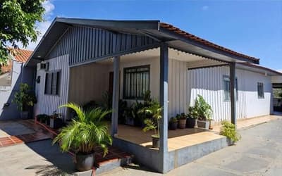 Foto 1 de 9: Casa em leilão em Umuarama - PR — Terras contendo construção mista em alvenaria e madeira, Umuarama/PR