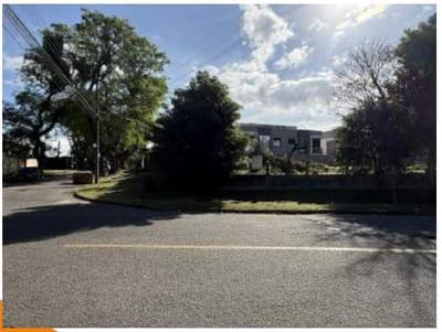 Foto 15 de 26: Terreno em leilão em Curitiba - PR, bairro Água Verde — Direitos que os executados possuem sobre a parte ideal correspondente a 25% do terreno com área de 654.00m2, sem benfeitorias - Bairro Água Verde - Curitiba/PR.
