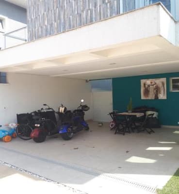 Foto 3 de 25: Casa em leilão em Santana De Parnaíba - SP, bairro Suru — Casa 283m² c/ Piscina | Condomínio New Ville, Santana de Parnaíba/SP | Terreno 343m² | Segurança 24h & Alto Padrão em Bairro Suru!