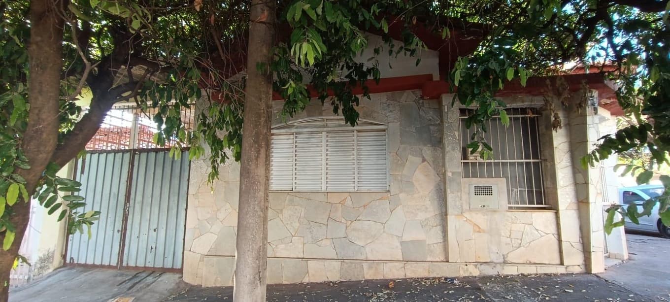 Casa em leilão em Catanduva - SP — Casa Residencial situada à Rua Ribeirão Preto nº 249, com área edificada de 99,40m² e área de terreno de 109,22m2