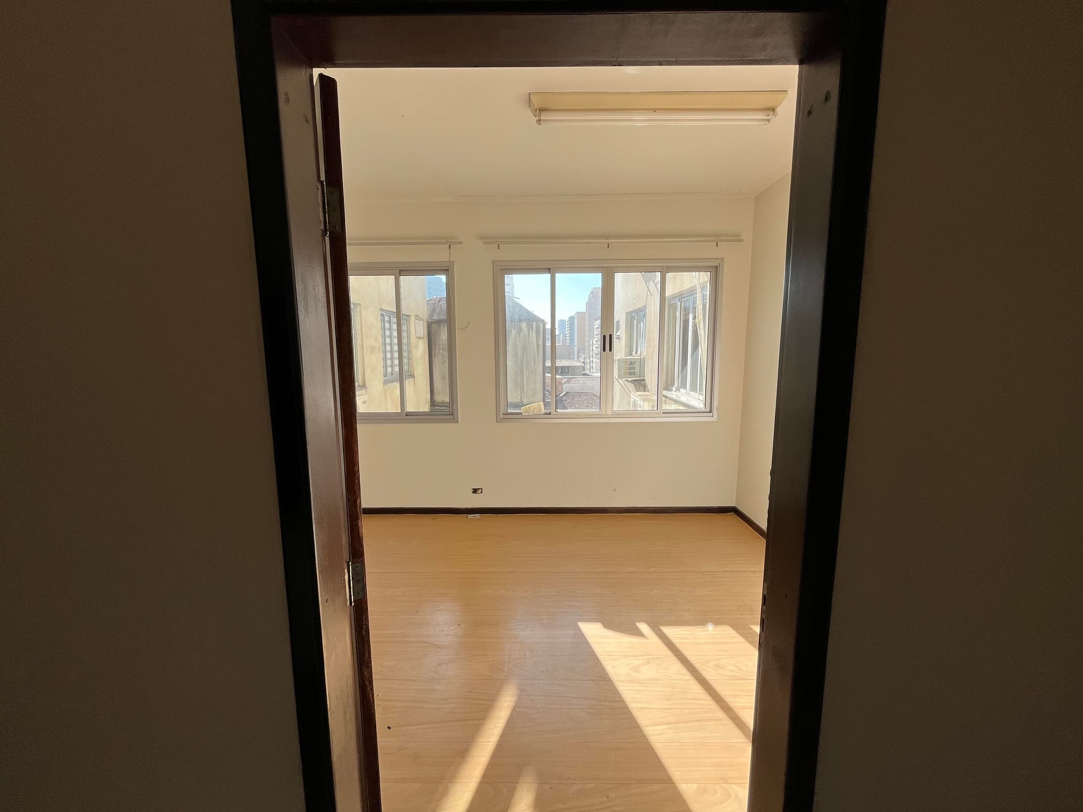 Foto 3 de 15: Comercial em leilão em Curitiba - PR — Sala comercial, com área de 33,17m², Curitiba/PR