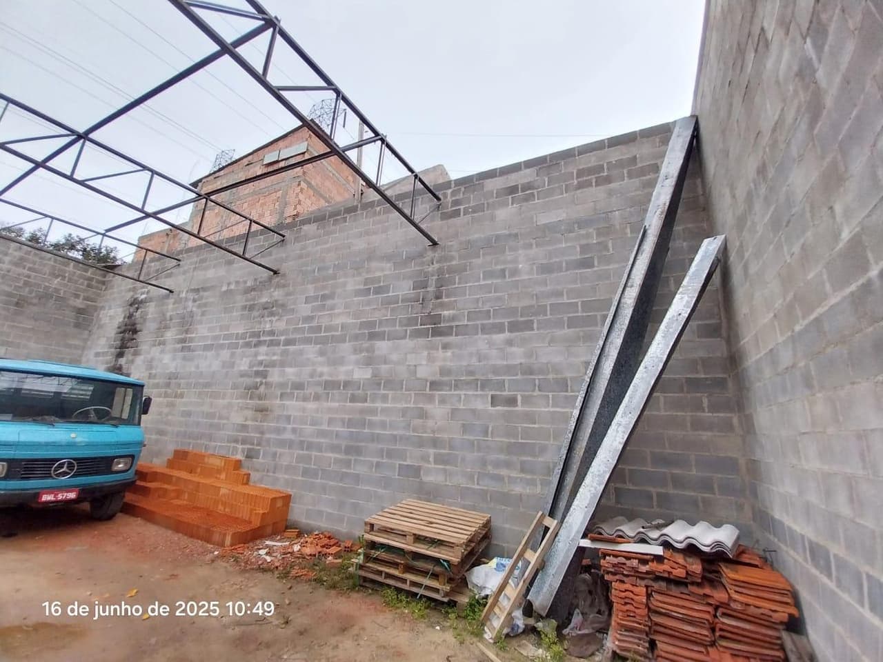 Foto 4 de 11: Terreno em leilão em Curitiba - PR, bairro Uberaba — Terreno urbano com área de 160,01m², contendo benfeitoria com área de 150,00m², Curitiba/PR