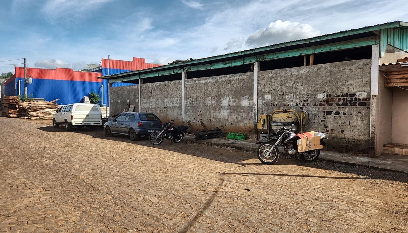 Foto 9 de 12: Comercial em leilão em Riqueza - SC — LOTE URBANO Nº 450, LOCALIZADO EM FRENTE PARA A RUA LINDOR JOSÉ POHLMANN, MUNICÍPIO DE RIQUEZA/SC, ÁREA DE 3.718,00 M², COM A EDIFICAÇÃO DE UM PAVILHÃO INDUSTRIAL