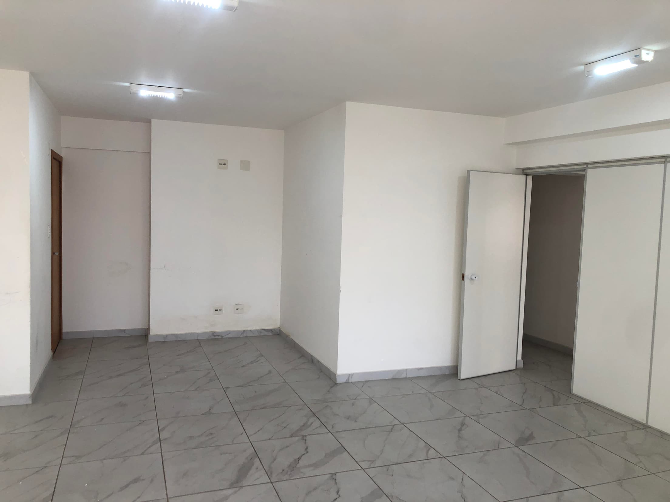 Foto 3 de 16: Comercial em leilão em Santos - SP, bairro Embaré — Sala Corporativa 116m² 1 vaga | Ed. Bandeirantes | Santos/SP | Av. Pedro Lessa: Amplo Espaço e Localização Estratégica no Embaré!