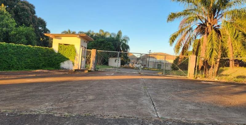 Foto 1 de 9: Terreno em leilão em Porecatu - PR — IMÓVEL URBANO: uma área de terra urbana consistente do lote nº 01 da quadra nº 98, medindo 3.581,10 m², Rua Padre Luiz Giavarini, n 377, Porecatu/PR