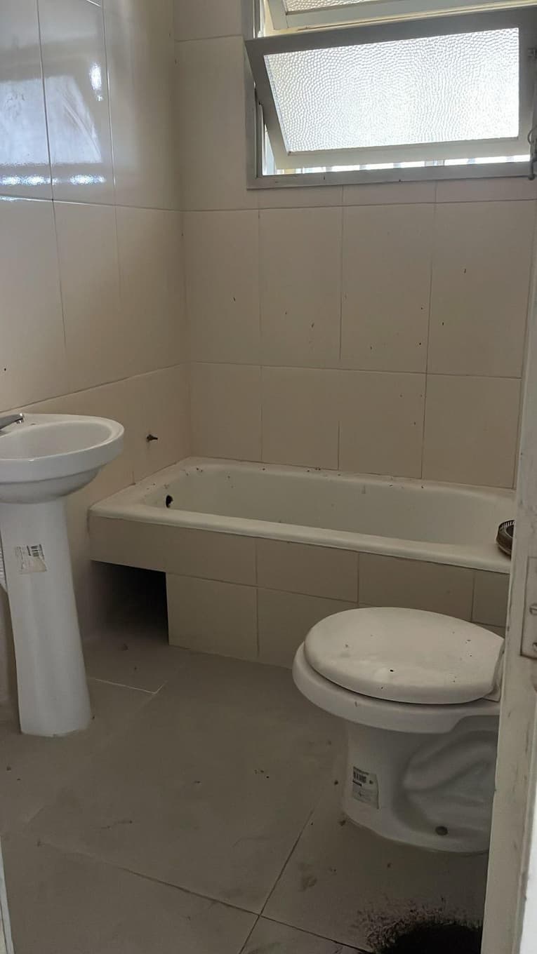 Foto 7 de 18: Apartamento em leilão em Paranaguá - PR, bairro Centro — Direitos decorrentes da ação de usucapião sobre o Apartamento nº 702, do 7º andar, do Edifício Nossa Senhora do Rocio, Paranaguá