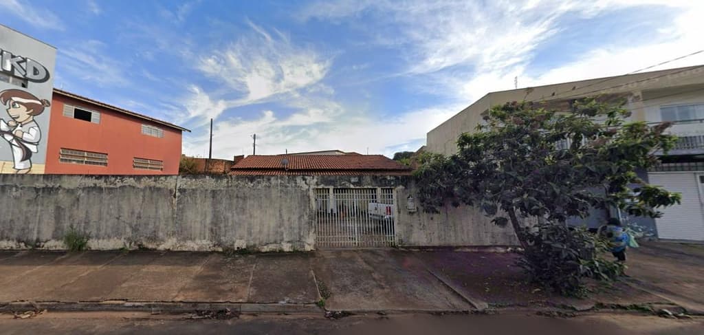 Terreno em leilão em Assis - SP — Imóvel Residencial com 164,30 m² de área construída.
