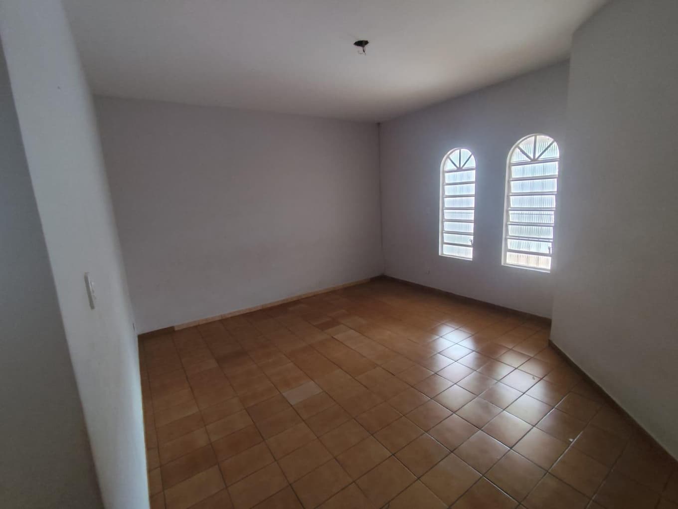 Foto 3 de 13: Casa em leilão em Cuiabá - MT, bairro Loteamento Jardim Itália — CASA RESIDENCIAL | A.T. 420 M² | A.C 193,35 M² | BAIRRO: LOTEAMENTO JARDIM ITÁLIA | CUIABÁ/MT
