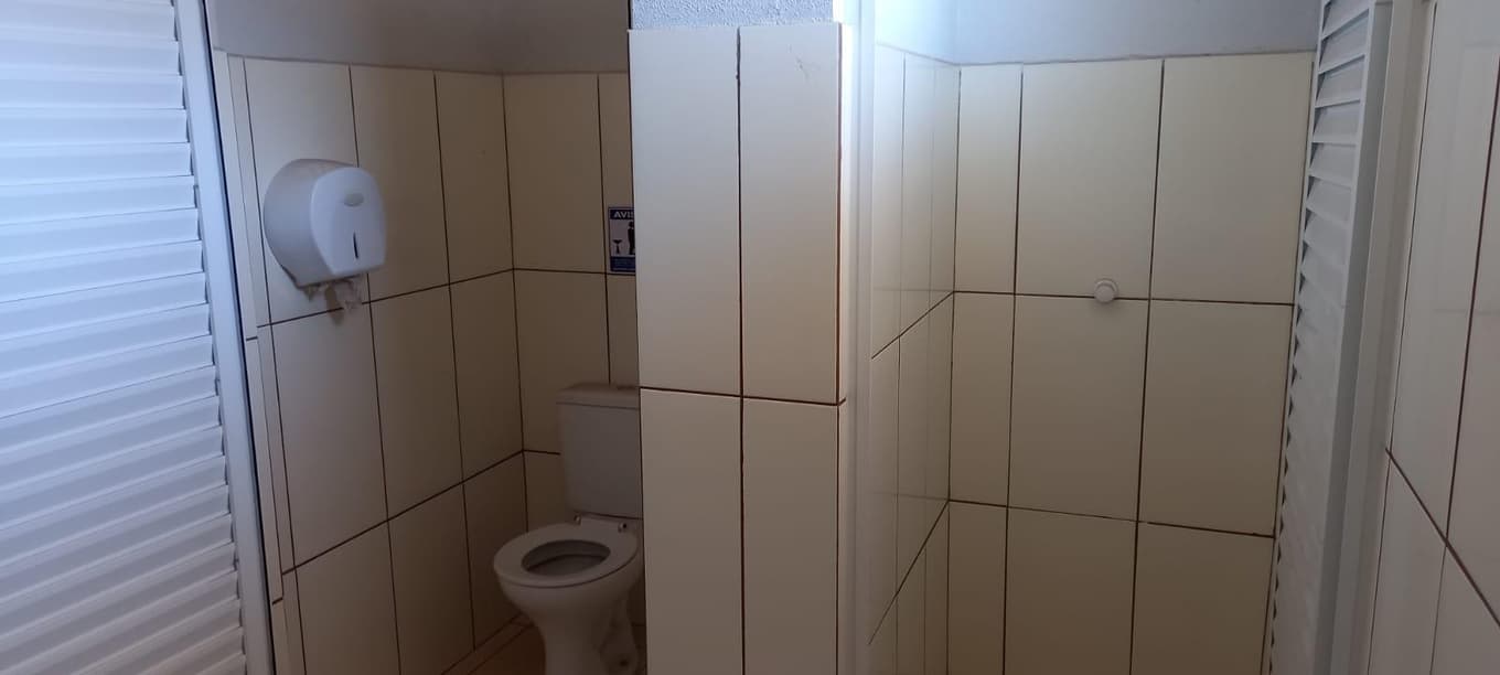 Foto 45 de 48: Casa em leilão em Cascavel - PR — Um imóvel urbano com uma área total de 4.086,86 m². Dividido em um barracão de frente e conjunto de barracões nos fundos.