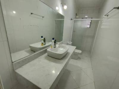 Foto 8 de 13: Casa em leilão em Suzano - SP, bairro Tabamarajoara — Casa 218m² com Terreno 250m² | Suzano-SP | Tabamarajoara - A 400 metros da Rodovia Índio Tibiriçá - Financiamento até 420 Meses!
