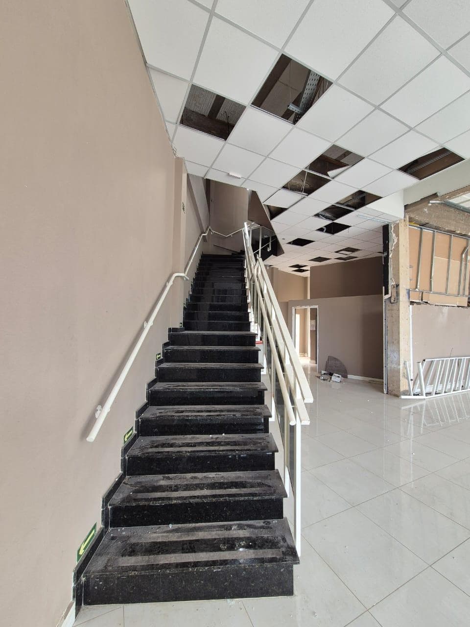Foto 15 de 32: Comercial em leilão em Campinas - SP, bairro Vila Industrial — Prédio Comercial 597m² | DESOCUPADO | Vila Industrial de Campinas/SP | Terreno 422m²: Próximo à Av. John Boyd Dunlop e Centro. Ideal p/ Clínicas ou Sedes! Oportunidade!