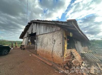 Foto 10 de 19: Area Rural em leilão em Cascavel - PR — Area de terras rural, medindo 18.964,00m², contendo um barracão com área de 820,00 m², silo para ração e poço artesiano.