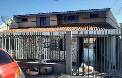 Terreno em leilão em Curitiba - PR — Residência com dois pavimentos, situado na Rua da Constituição, 360, Pinheirinho, Curitiba/PR.