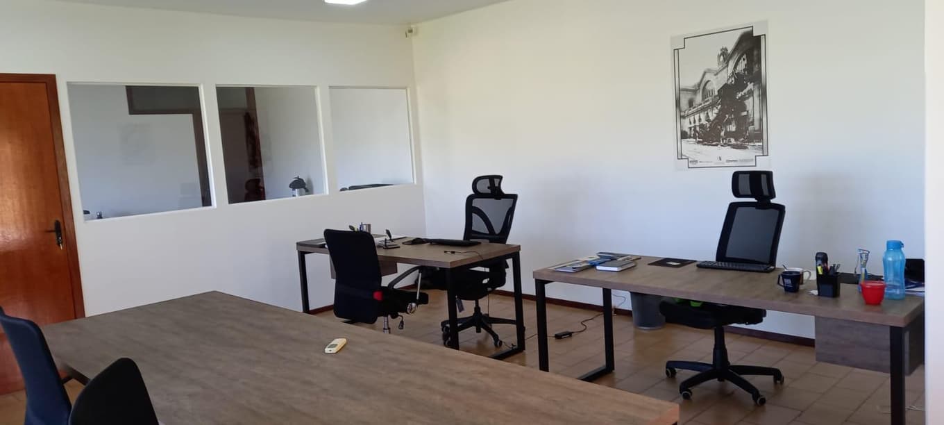 Foto 35 de 48: Casa em leilão em Cascavel - PR — Um imóvel urbano com uma área total de 4.086,86 m². Dividido em um barracão de frente e conjunto de barracões nos fundos.