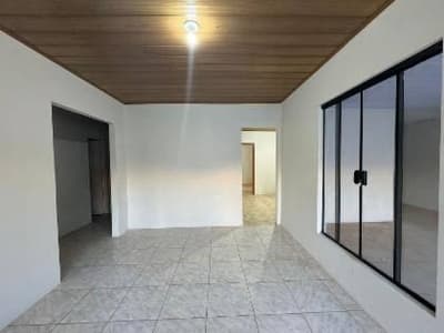 Foto 6 de 15: Casa em leilão em Lucas Do Rio Verde - MT, bairro Jardim das Palmeiras — Casa 242m² com Piscina e Terreno 325m² | Lucas do Rio Verde-MT | Jardim das Palmeiras | Oportunidade - Próxima à Av. Mato Grosso e à Praça dos Migrantes - Financiamento em até 420 Meses!