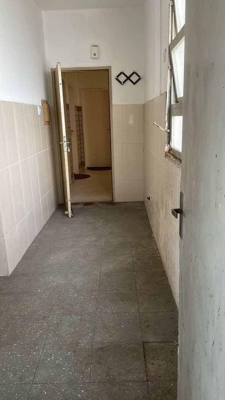 Foto 4 de 18: Apartamento em leilão em Paranaguá - PR, bairro Centro — Direitos decorrentes da ação de usucapião sobre o Apartamento nº 702, do 7º andar, do Edifício Nossa Senhora do Rocio, Paranaguá