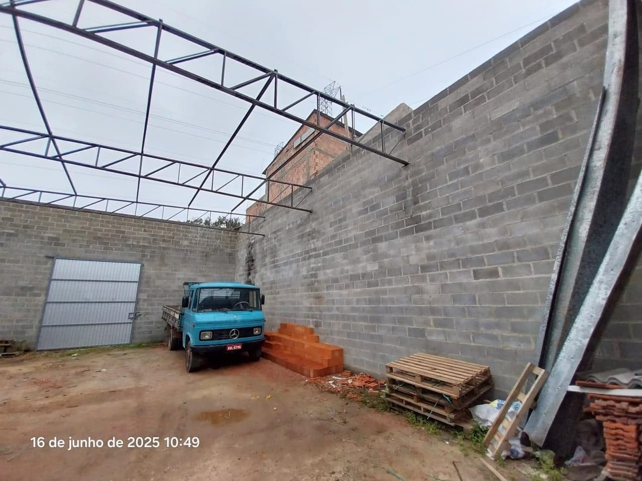 Foto 7 de 11: Terreno em leilão em Curitiba - PR, bairro Uberaba — Terreno urbano com área de 160,01m², contendo benfeitoria com área de 150,00m², Curitiba/PR
