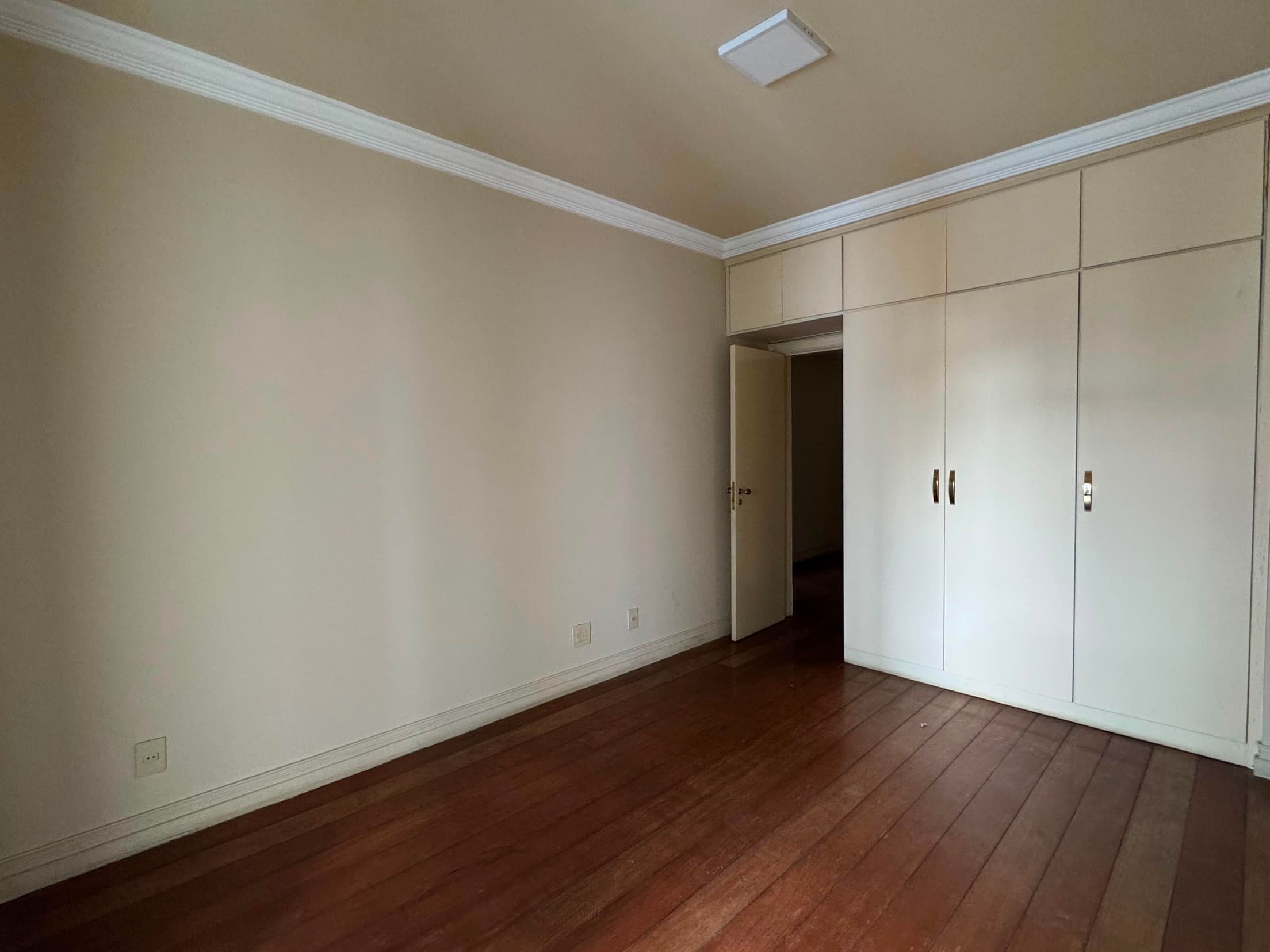 Foto 10 de 11: Apartamento em leilão em Juiz De Fora - MG, bairro Granbery — Triplex 418 m² | Granbery - Juiz de Fora | Cond. Portobello | 4 Vagas, Suítes e Lazer Completo. Raro no Bairro! Ideal p/ Moradia ou Investimento