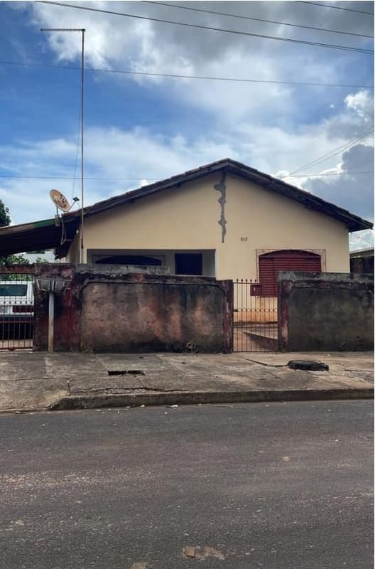 Casa em leilão em Tapejara - PR — Imóvel urbano com área de 562,50 m² e edificação residencial de 74 m², localizado na Rua Quintino Bocaiúva, nº 910, Tapejara/PR