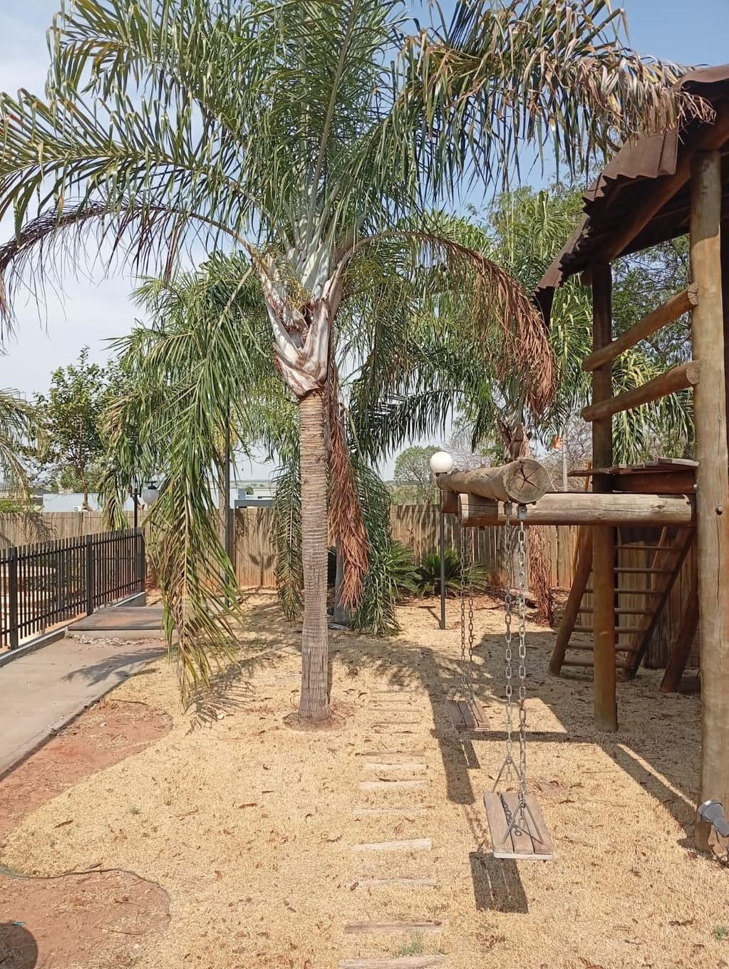 Foto 9 de 16: Casa em leilão em Mendonça - SP — Casa de Alto Padrão em Condomínio Fechado com Piscina, Quadra de Areia e 1.002,62 m² de Terreno Mendonça/SP