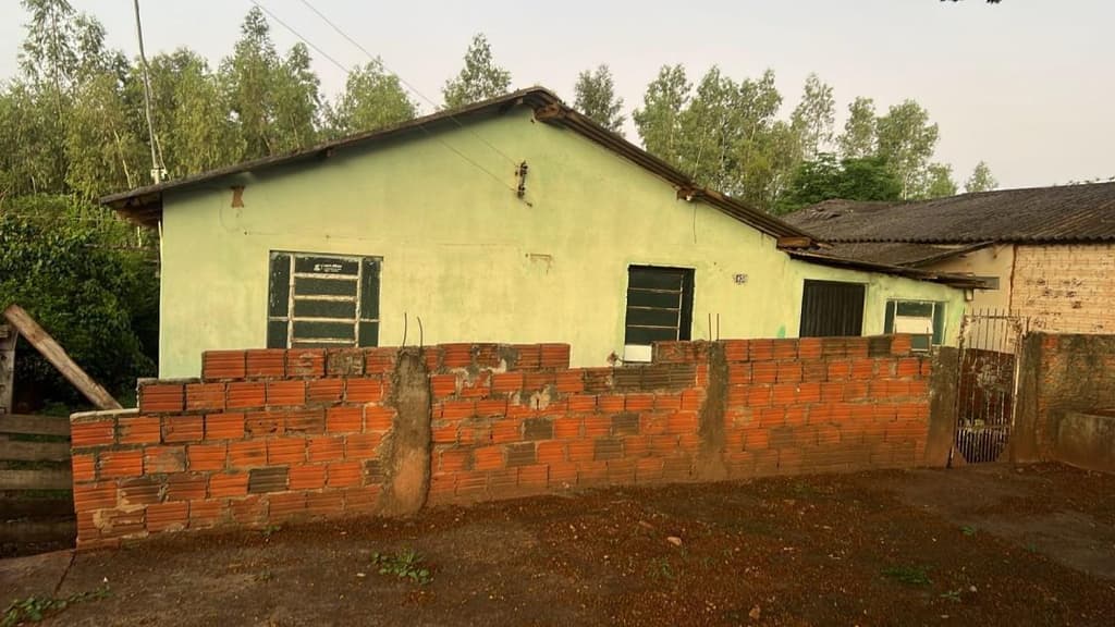 Casa em leilão em Floraí - PR — Imóvel residencial localizado na Rua Duque de Caxias n°1.030, Floraí-PR.