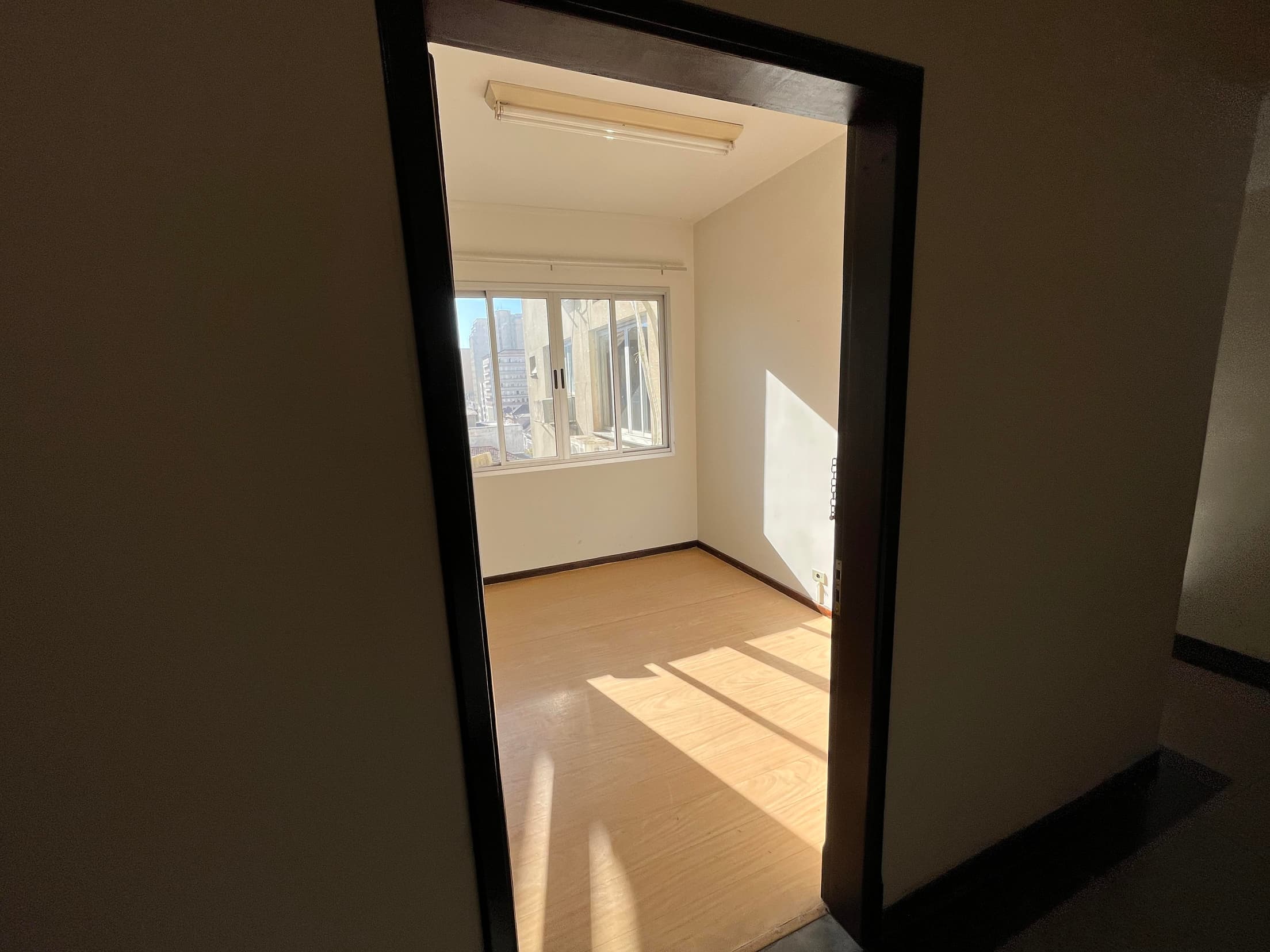 Foto 14 de 15: Comercial em leilão em Curitiba - PR — Sala comercial, com área de 33,17m², Curitiba/PR