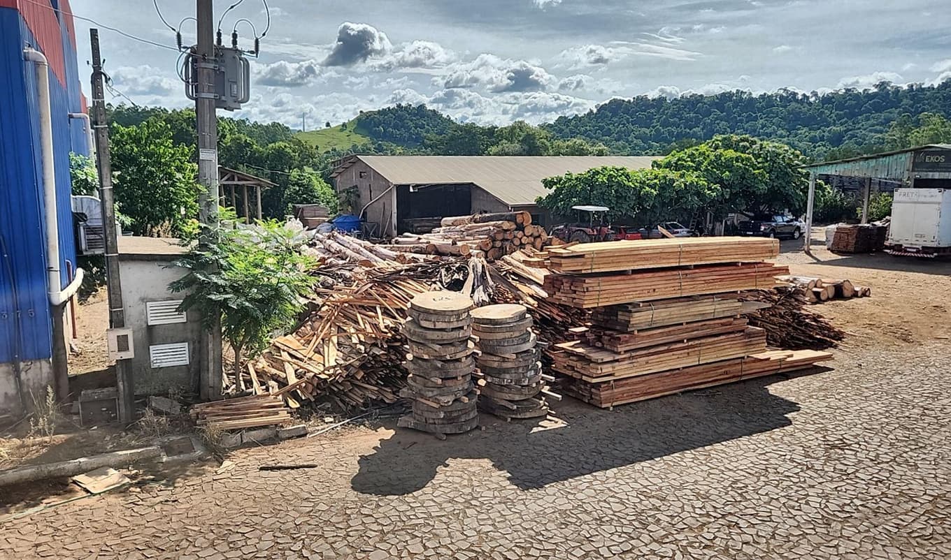 Foto 6 de 12: Comercial em leilão em Riqueza - SC — LOTE URBANO Nº 450, LOCALIZADO EM FRENTE PARA A RUA LINDOR JOSÉ POHLMANN, MUNICÍPIO DE RIQUEZA/SC, ÁREA DE 3.718,00 M², COM A EDIFICAÇÃO DE UM PAVILHÃO INDUSTRIAL