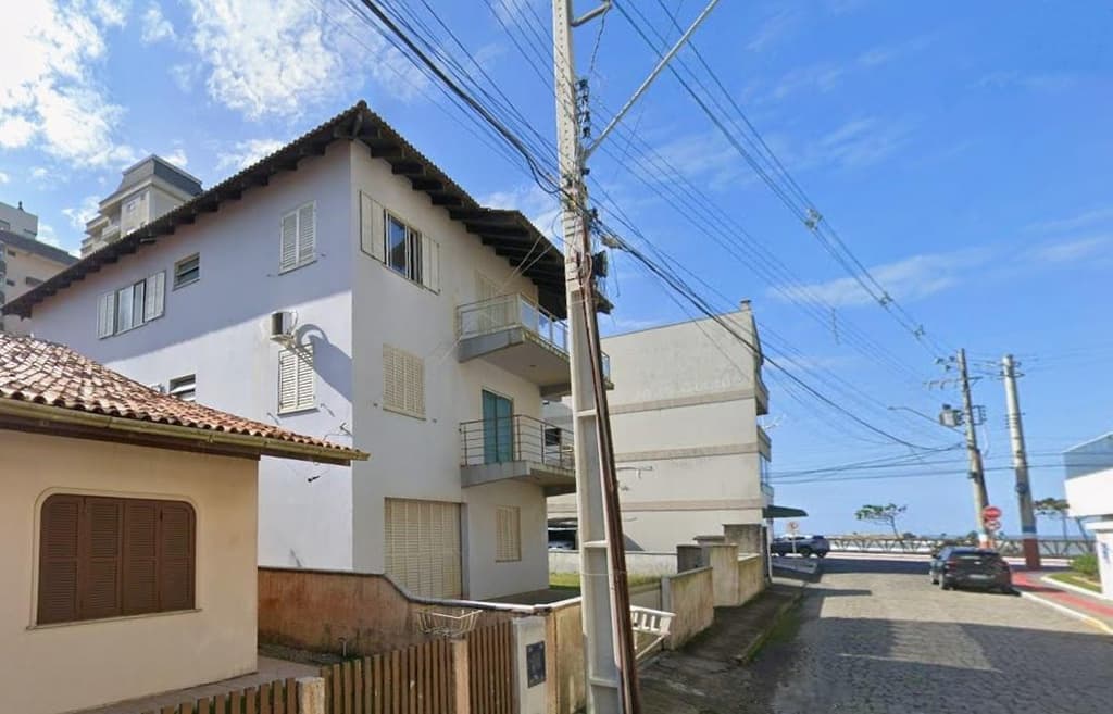 Foto 4 de 5: Casa em leilão em Navegantes - SC, bairro Gravatá — Casa, A.T. 210m², A.C. 419m², 3 pavimentos, Gravatá (poucos metros da praia)