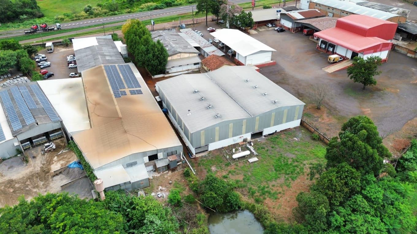 Foto 1 de 48: Casa em leilão em Cascavel - PR — Um imóvel urbano com uma área total de 4.086,86 m². Dividido em um barracão de frente e conjunto de barracões nos fundos.