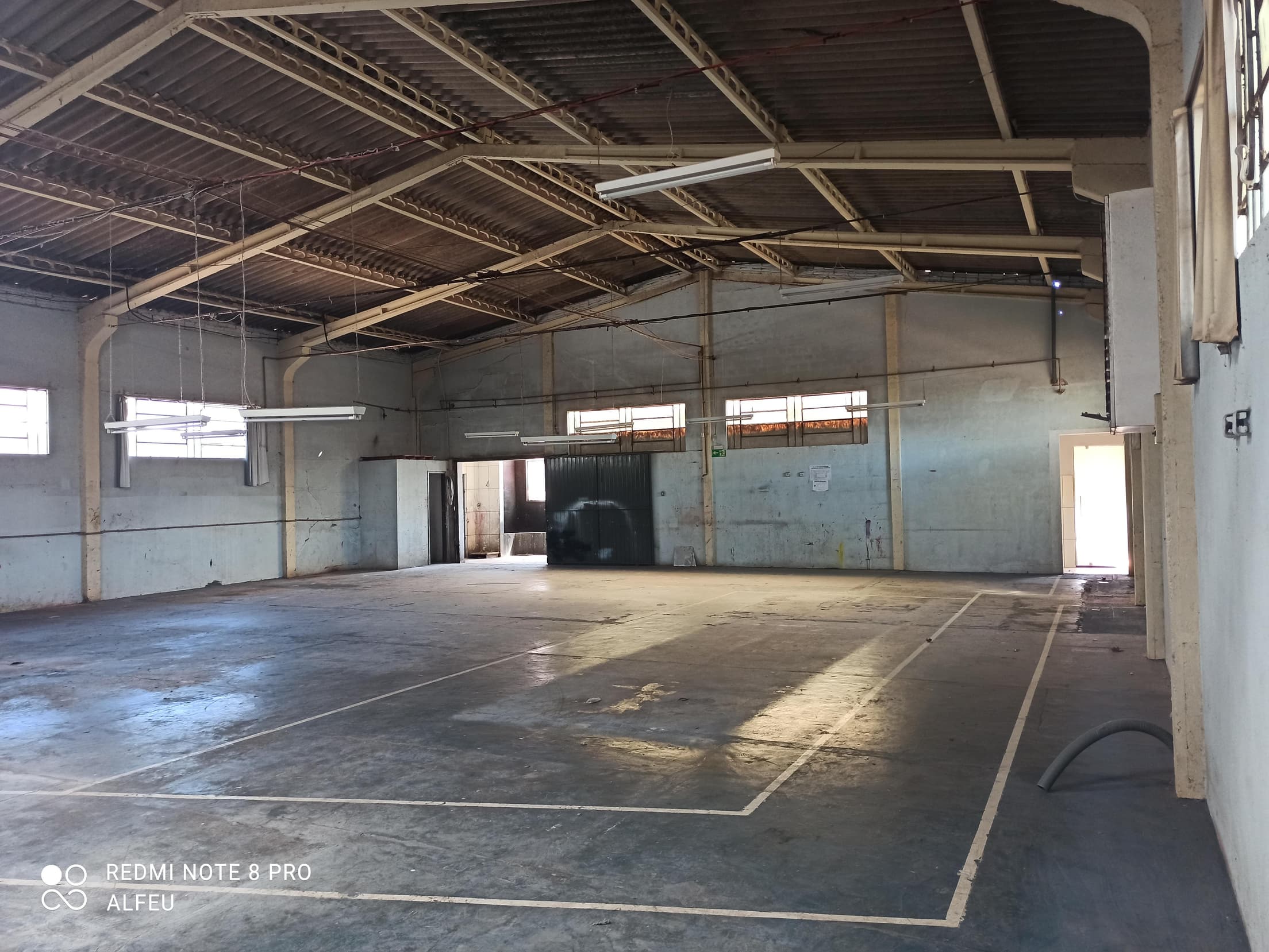 Foto 9 de 48: Casa em leilão em Cascavel - PR — Um imóvel urbano com uma área total de 4.086,86 m². Dividido em um barracão de frente e conjunto de barracões nos fundos.