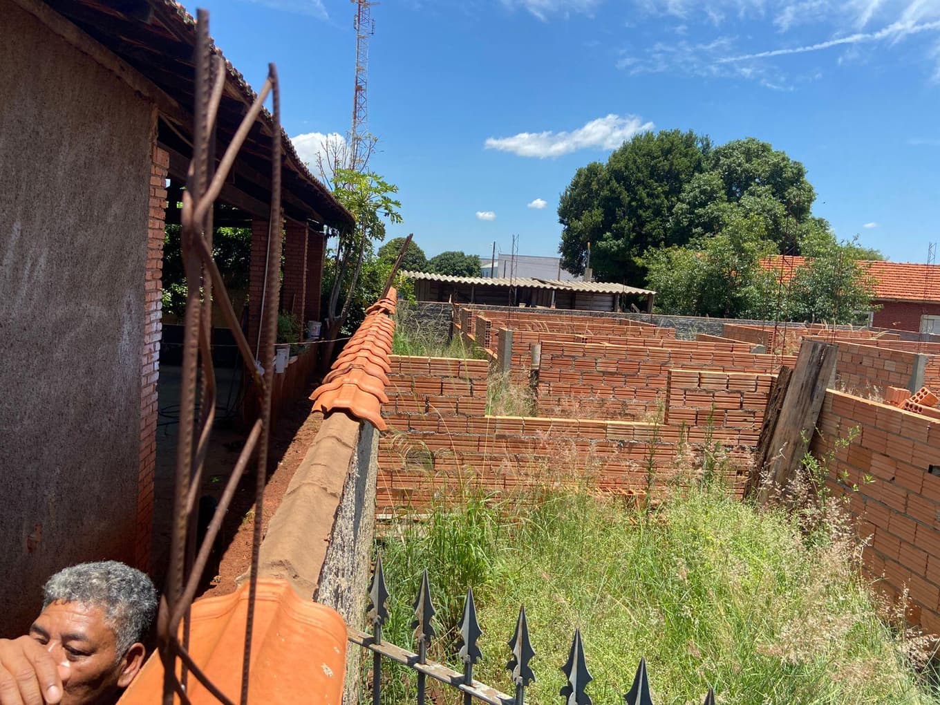 Foto 12 de 12: Terreno em leilão em Águas De Santa Bárbara - SP — COMBO: 2 IMÓVEIS RESIDENCIAIS | sendo um com casas em construção e outro com residência ampla 302,40m² e 537,60m²