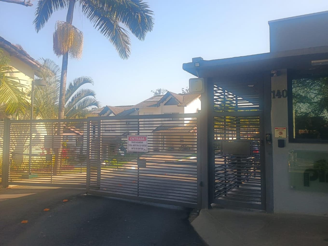 Foto 1 de 6: Casa em leilão em Cotia - SP — Casa 256m², Granja Vianna, em Cotia/SP - Ocupada