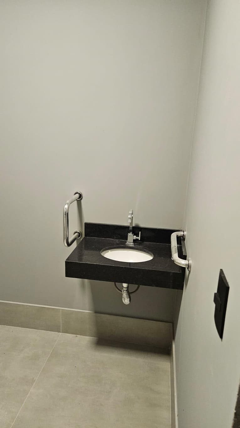 Foto 7 de 13: Comercial em leilão em Maringá - PR, bairro Zona 07 — Sala Comercial - Está situado dentro do Edifício Bahamas Zona 07- 97,99 m² - Maringá