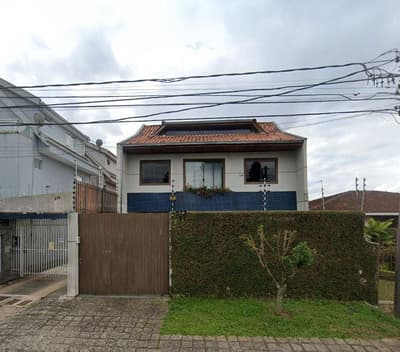 Casa em leilão em Curitiba - PR — Triplex n° 01, com a área construída de 153,14m², do Condomínio Residencial Dom João VI, situado na R. Dom João VI, n° 573, Cajuru - Curitiba/PR.