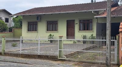 Foto 1 de 7: Casa em leilão em Indaial - SC, bairro Carijós — 50% (cinquenta por cento) do imóvel matriculado sob nº 25.247, do Livro 2, do Registro Geral de Imóveis da Comarca de Indaial/SC.