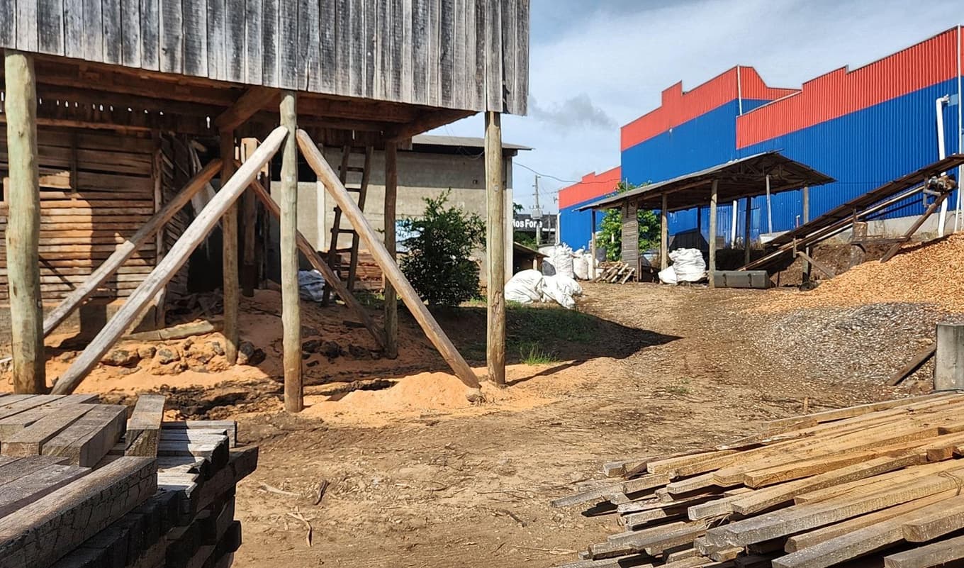 Foto 10 de 12: Comercial em leilão em Riqueza - SC — LOTE URBANO Nº 450, LOCALIZADO EM FRENTE PARA A RUA LINDOR JOSÉ POHLMANN, MUNICÍPIO DE RIQUEZA/SC, ÁREA DE 3.718,00 M², COM A EDIFICAÇÃO DE UM PAVILHÃO INDUSTRIAL
