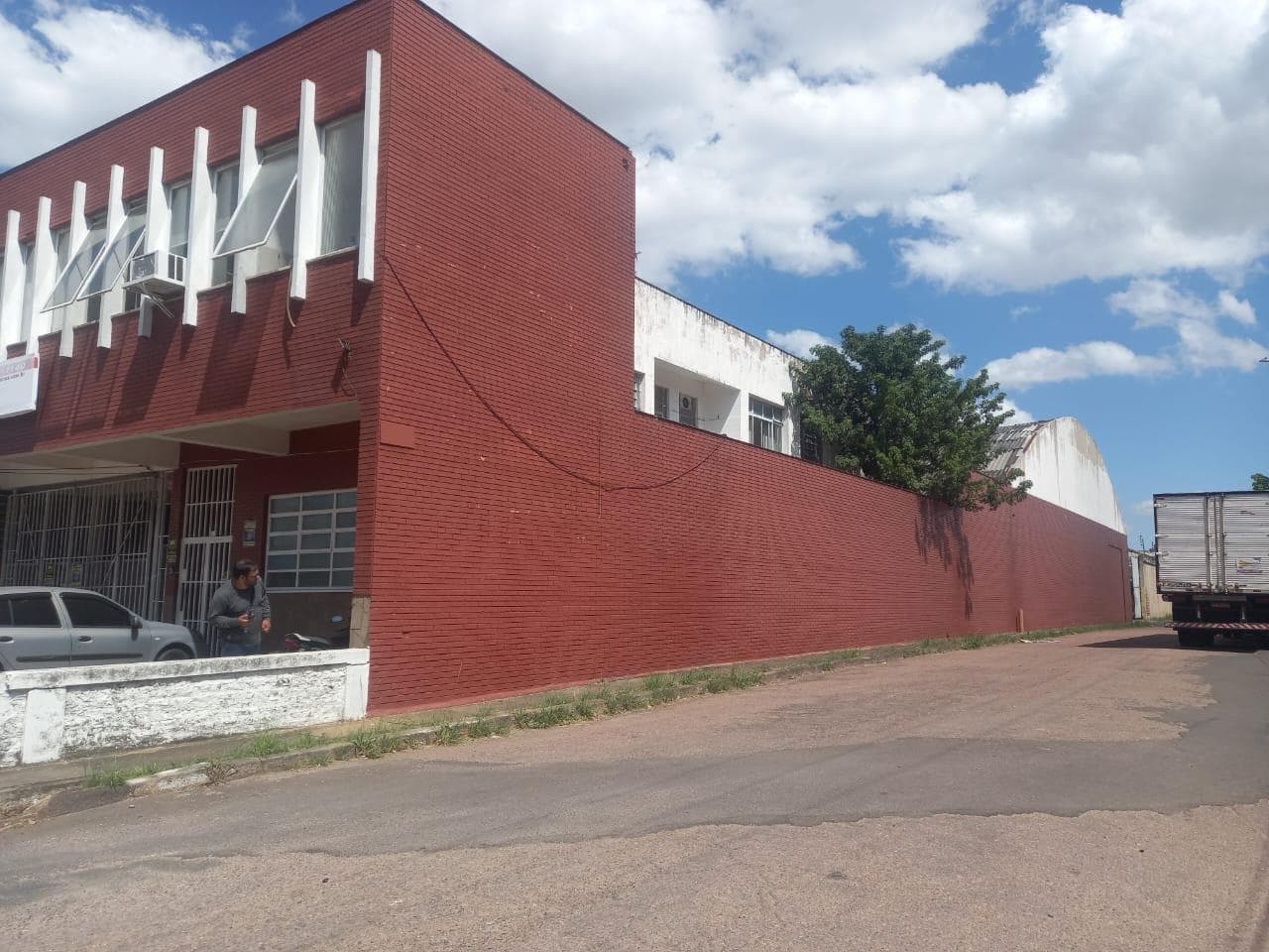 Foto 2 de 51: Terreno em leilão em Porto Alegre - RS — IMÓVEL COM ÁREA DE TERRENO DE 3.770M2 E ÁREA CONSTRUÍDA DE 2.150M2, RUA DONA TEODORA, 1281 (ESQUINA COM RUA NELSON NILO FACHINELLI), FARRAPOS, PORTO ALEGRE/RS - Massa Falida de Pluma Conforto e Turismo