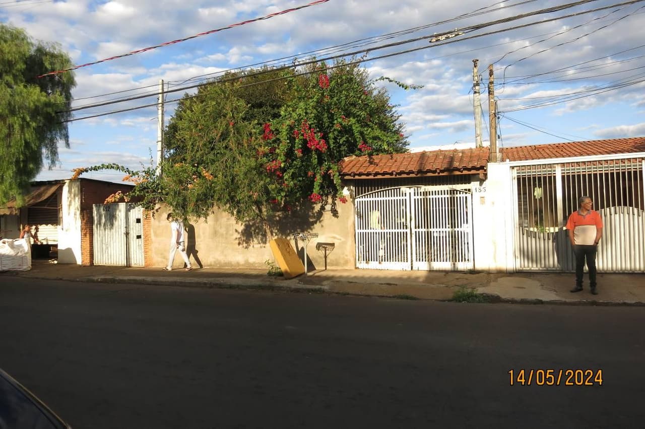Foto 1 de 23: Casa em leilão em São Carlos - SP — Casa, A.T. 300m², A.C. 189m², 2 dorms, 1 suíte, Pq. Santa Felícia Jardim (Direitos)