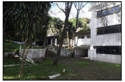 Foto 4 de 9: Terreno em leilão em Embu Das Artes - SP, bairro Bairro dos Oliveiras — Terreno 12.518m² e 4.497m² área construida, R. Dr. Jorge Balduzzi e BR-116, Embu das Artes/SP - SB Crédito
