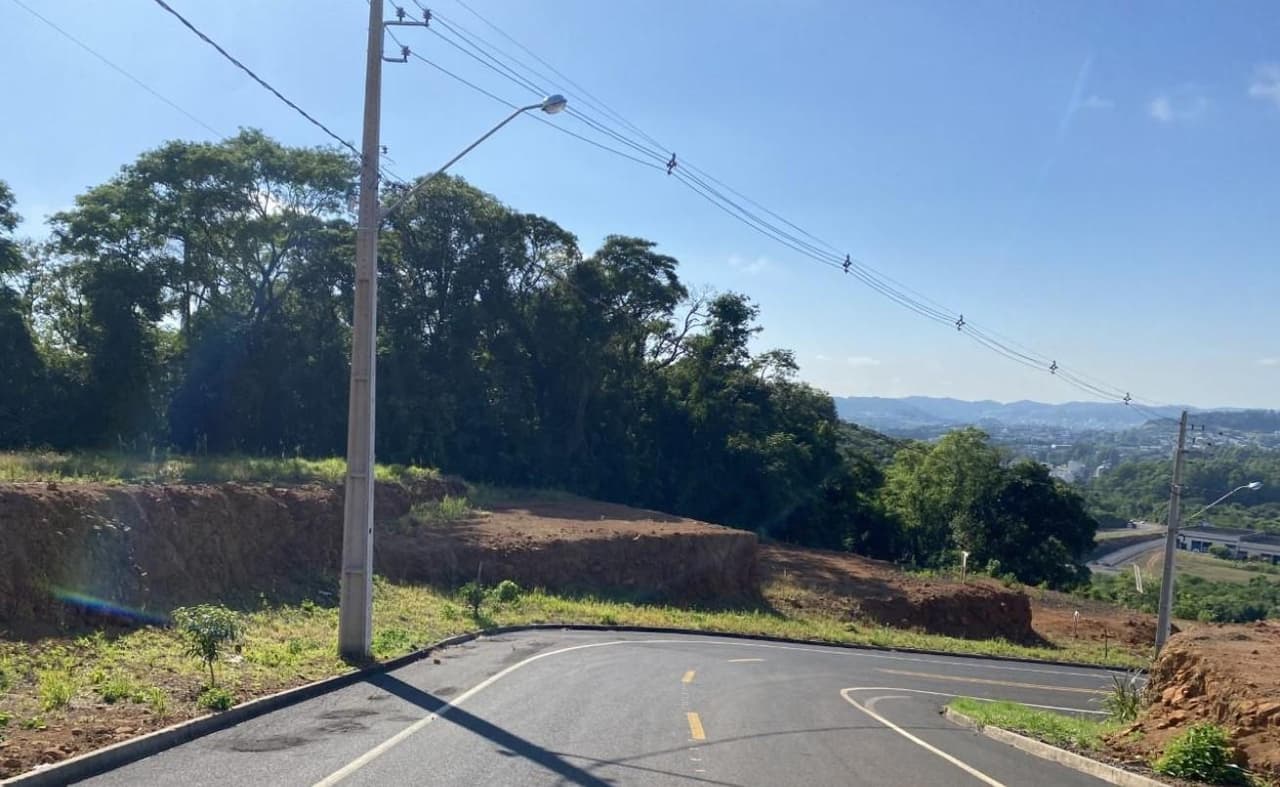Foto 3 de 5: Terreno em leilão em Francisco Beltrão - PR, bairro Sadia — Terreno Urbano 450,24M2 - Próximo ao novo contorno, ruas asfaltadas, parte alta, área em ascensão e valorização