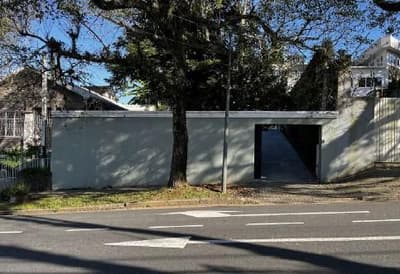 Foto 3 de 20: Casa em leilão em Curitiba - PR — Casa residencial com a área construída de 390m², área de terreno de 444m², situada na Rua Júlio Perneta, n° 431, Mercês - Curitiba/PR.